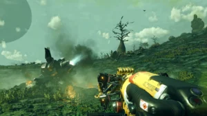 Pirmās personas skats ar dzeltenu gravizibli un avarējušu dronu, kas deg ar zilu liesmu uz zaļas citplanētiešu planētas spēlē No Man's Sky