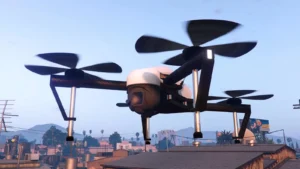 Ukrainas karavīrs militārā ekipējumā vada bezpilota lidaparātu ar pulti uz GTA 5 stila pilsētas fona ar palmām