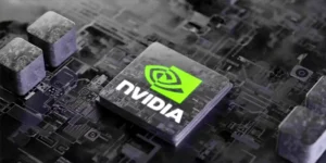 Nvidia procesora mikroshēma ar zaļu logotipu uz sarežģītas pamatplates shēmas fona