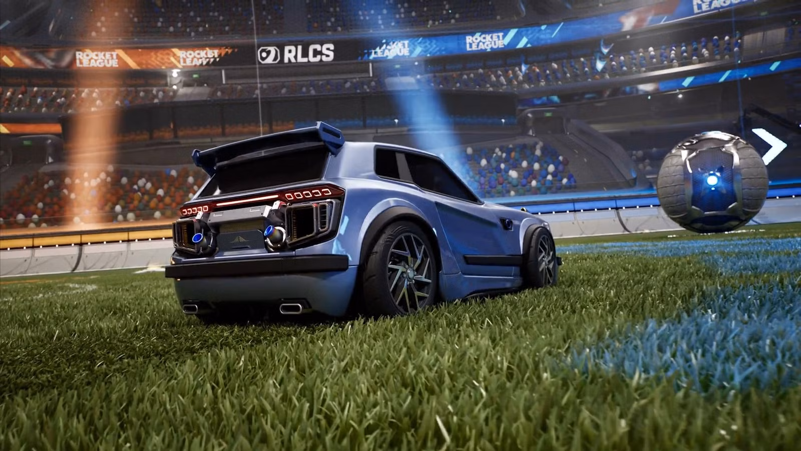 Zila sporta automašīna ar izgaismotiem izpūtējiem uz reālistiskas zaļas zāles futbola laukumā spēles Rocket League Unreal Engine 6 prezentācijā