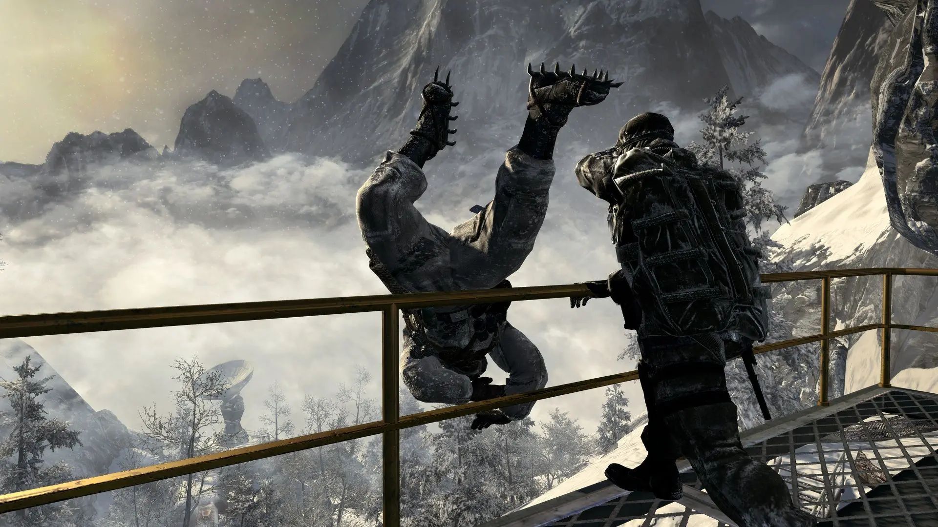 Ziemas militārais tērps un sniegoti kalni fonā, kur divi karavīri cīnās uz metāla platformas Call of Duty spēles skatā.