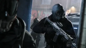 Militārās vienības karavīrs melnā gāzmaskā ar triecienšauteni rokās pilsētas kaujas vidē spēlē Modern Warfare 4"