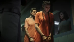 Sieviete vārdā Lūsija oranžā cietumnieku tērpā un rokudzelžos stāv cietuma koridorā spēles GTA 6 reklāmas attēlā
