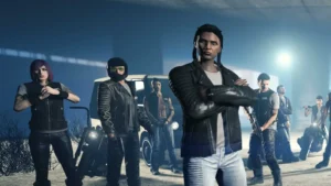 Vairāku GTA Online tēlu grupa ādas jakās un motociklistu ķiverēs stāv pazemes tunelī pie baltas automašīnas