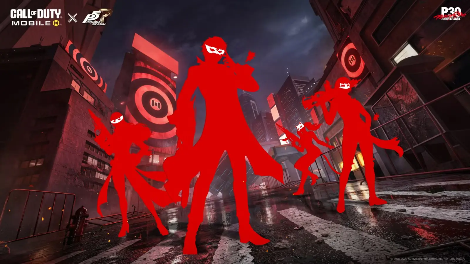 Četru tēlu sarkani silueti ar baltām acu maskām stāv uz slapja asfalta pilsētas ielā naksnīgā gaismā ar Call of Duty Mobile un Persona 5 Royal logotipiem augšā.