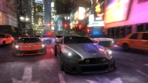 Sudraba Aston Martin un sarkans Lamborghini pakaļdzīšanās skatā ar policiju naksnīgā pilsētā spēlē The Crew