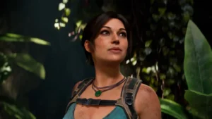 Lara Krofta ar kaklarotu un mugursomas siksnām skatās uz augšu zaļu lapu fonā spēles Tomb Raider: Legacy of Atlantis reklāmas attēlā