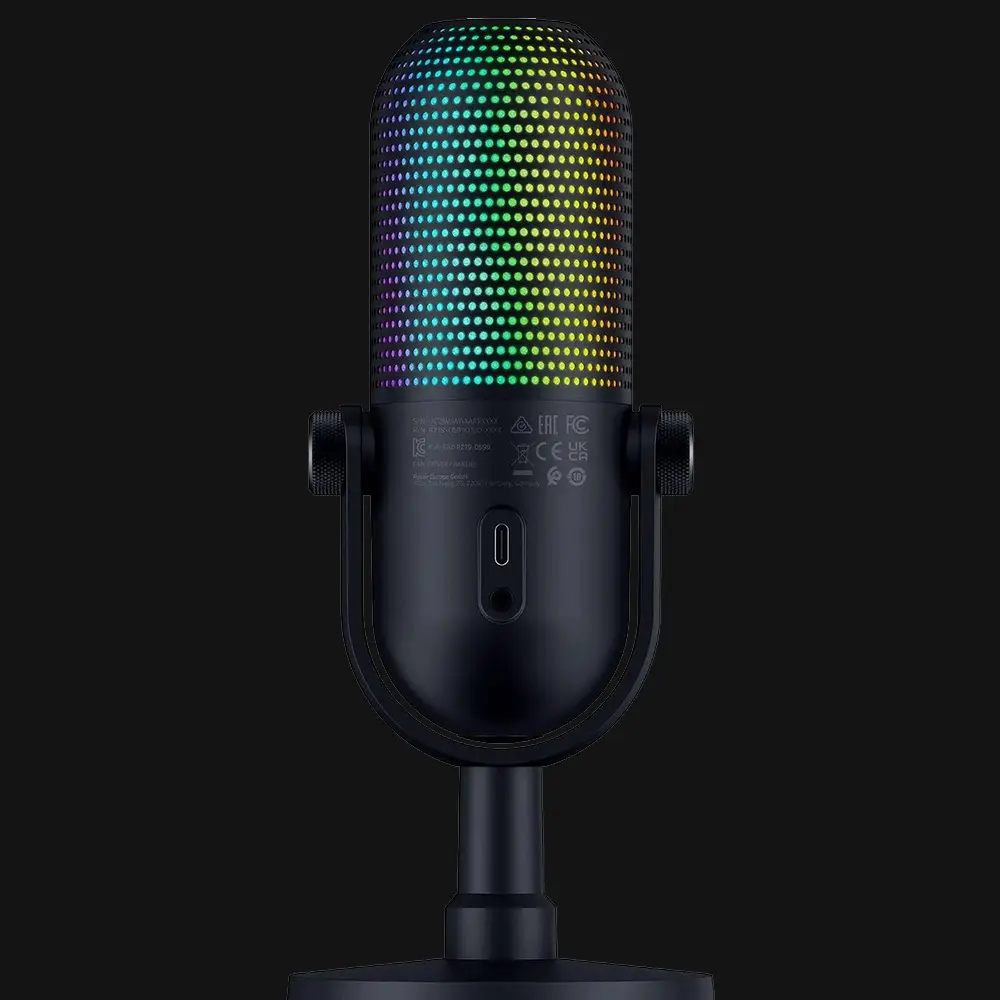 Razer Seiren V3 Chroma mikrofona aizmugure, kur redzama USB-C pieslēgvieta un 3.5mm austiņu izeja.