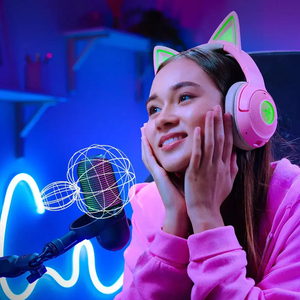 Straumētāja izmanto Razer Seiren V3 Chroma mikrofonu tiešraides laikā ar viedo skaņas uztveršanu.
