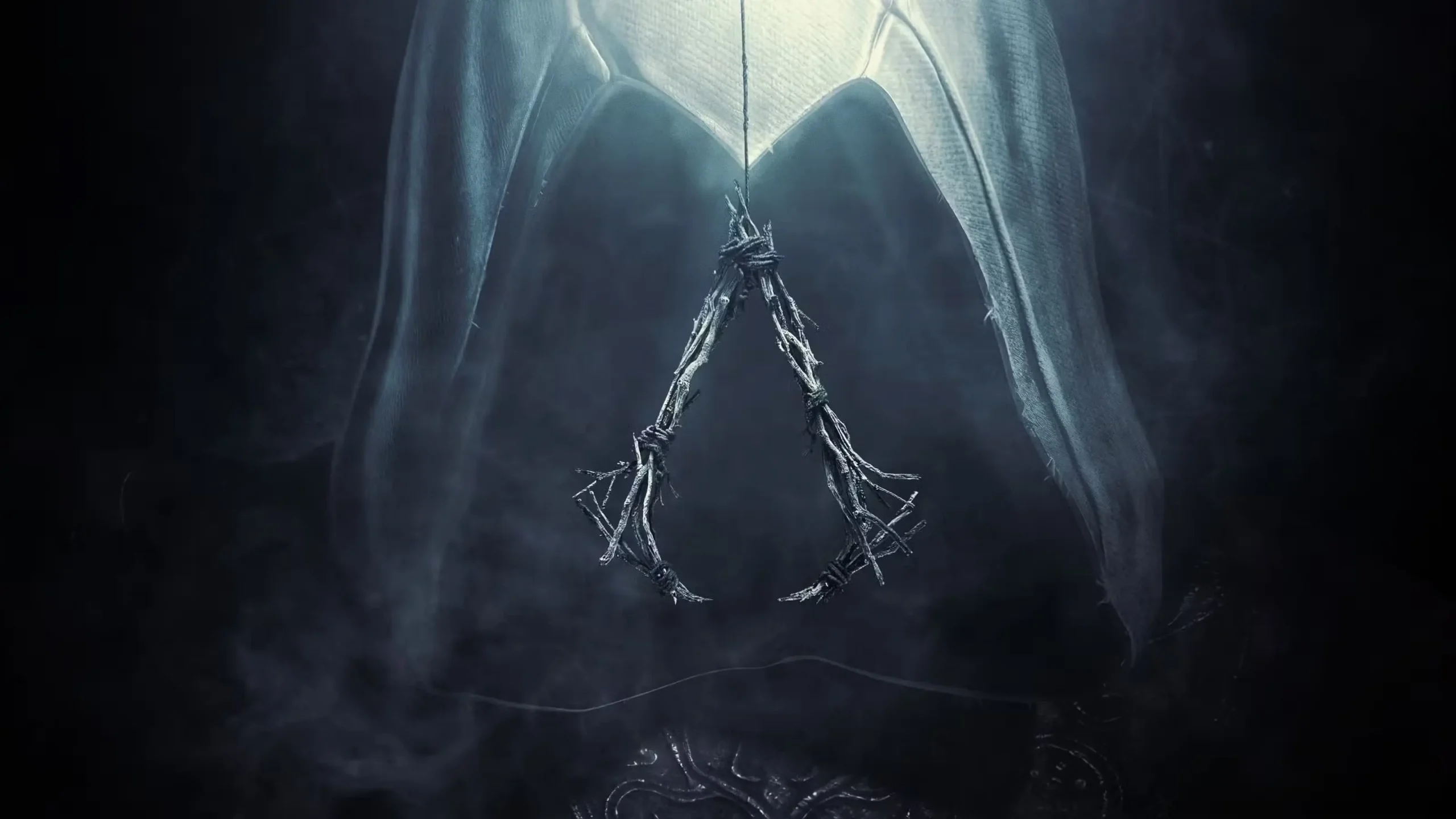 Tumšs un rēgains Assassin's Creed sērijas logo. Tas ir izveidots no sausiem koku zariem un rupjiem striķiem. Logo karājas dūmakaina un tumša meža fonā.