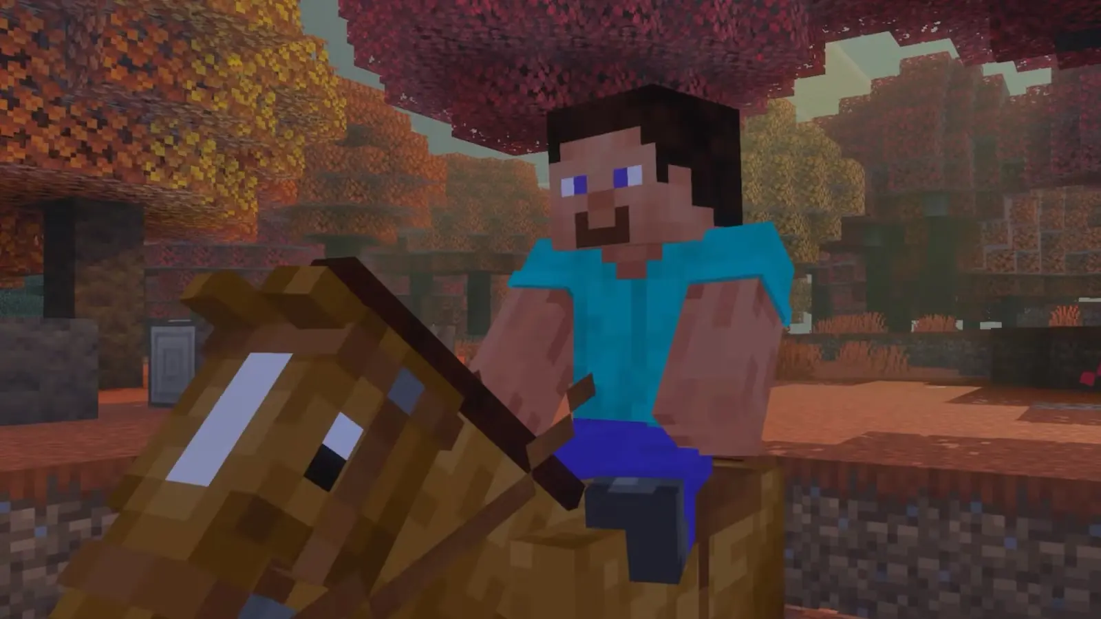 Minecraft tēls Stīvs zilā kreklā jāj ar brūnu zirgu, fonā redzams rudenīgs mežs ar sarkaniem un dzelteniem kokiem.