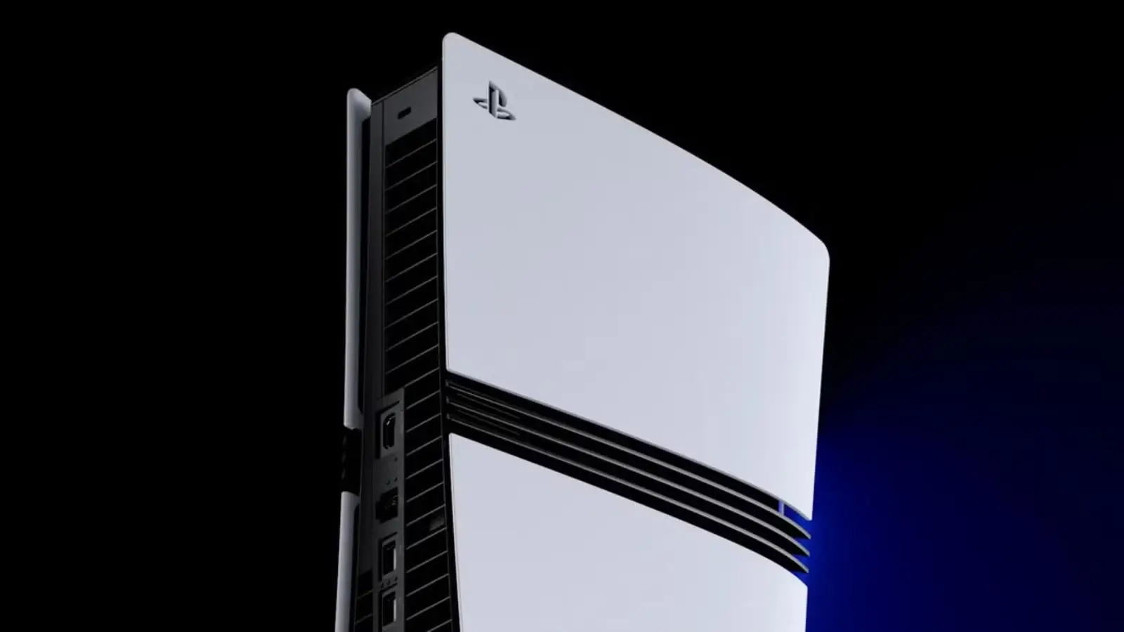 Tuvplānā no sāniem uz pilnīgi melna fona izgaismota balta un eleganta PlayStation konsole ar zīmola logotipu augšpusē un melnām dzesēšanas līnijām korpusa vidū.