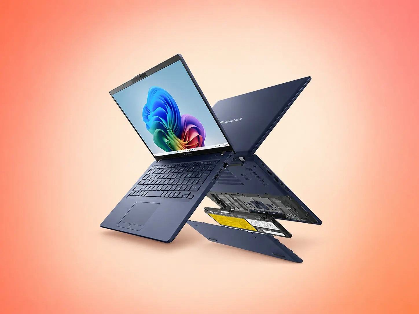 Dynabook zilais klēpjdators atvērtā veidā ar noņemamu apakšējo akumulatora vāku.