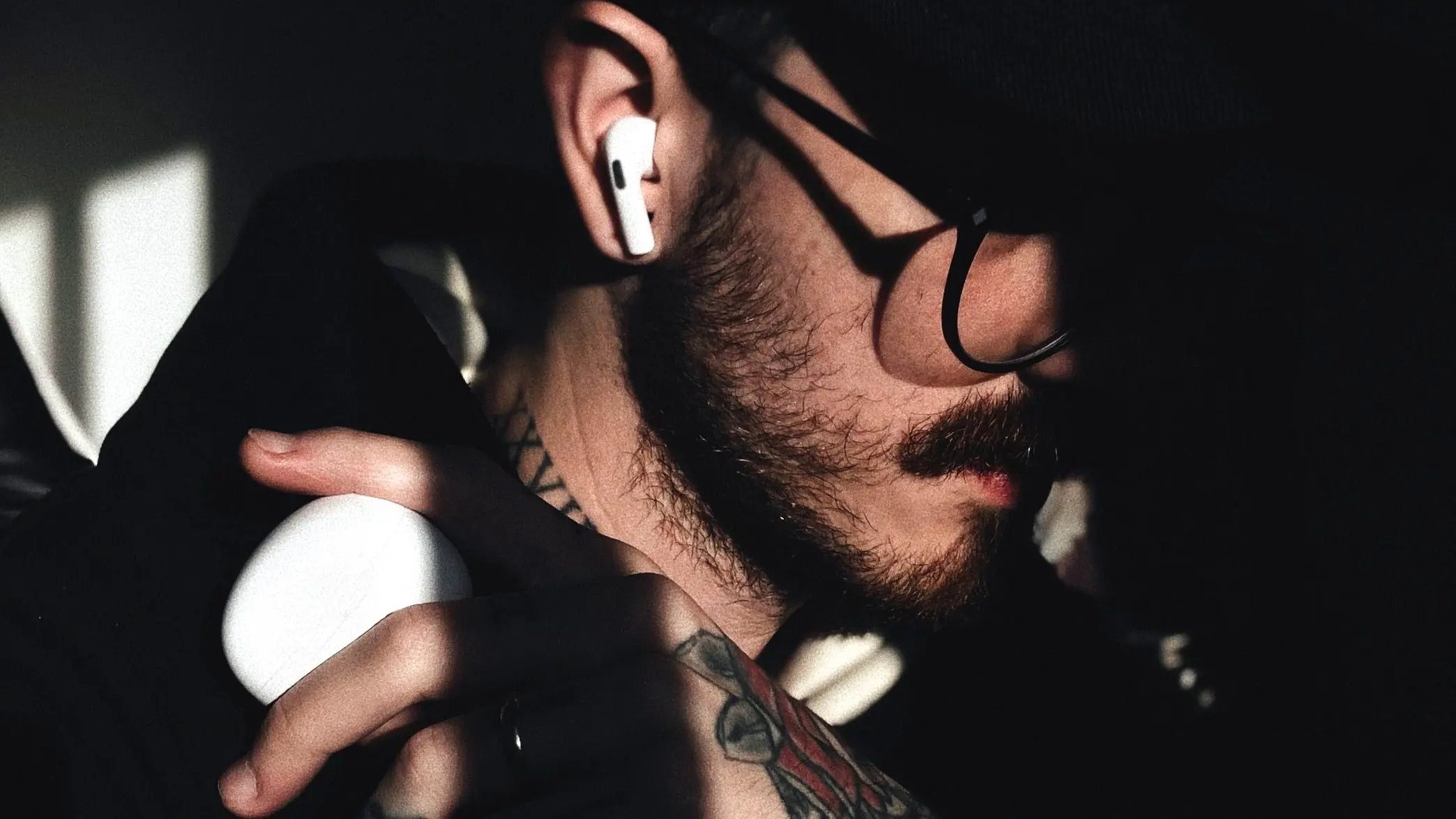 AirPods Pro 4 kameras: Noplūdis video apstiprina jaunu funkciju