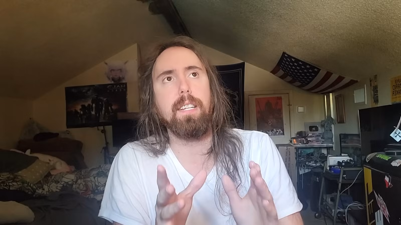 Straumētājs Asmongold žestikulē un runā savā istabā tiešraides laikā
