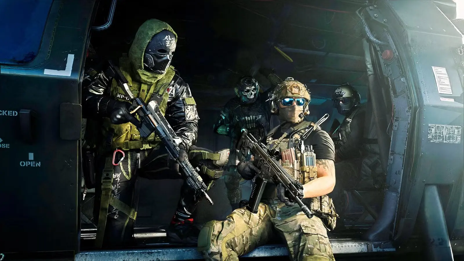 Bruņotu kareivju vienība taktiskā ekipējumā un maskās sēž helikoptera atvērtajās durvīs spēlē Call of Duty: Modern Warfare 4.