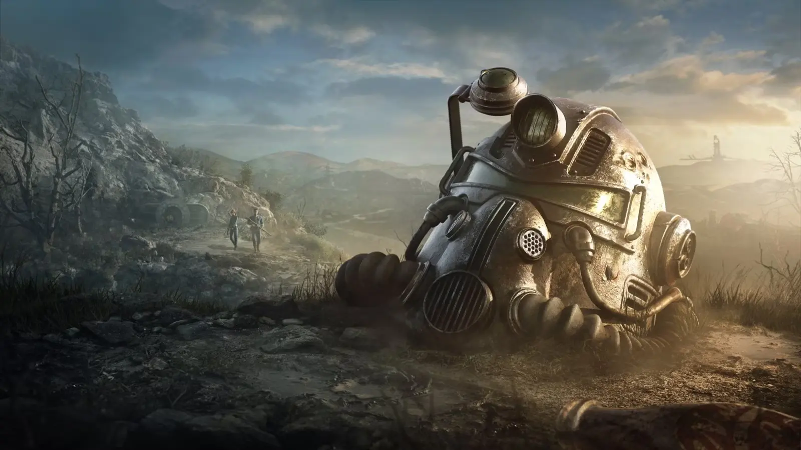 Milzīga, zemē guloša Fallout spēka bruņu ķivere ar diviem ceļotājiem fonā.