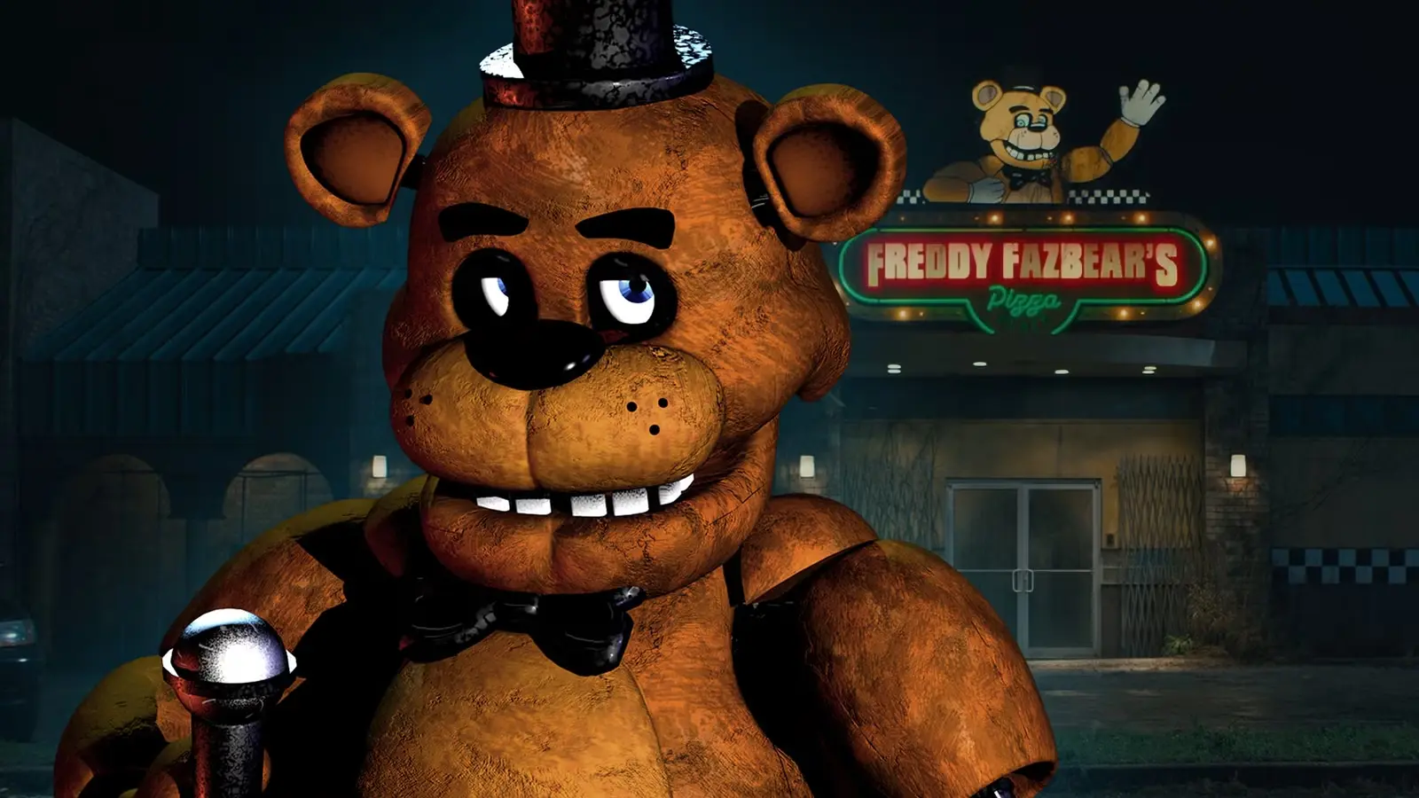 Fredija Lāča animatroniks ar mikrofons un Freddy Fazbear's Pizza izkārtne fonā.