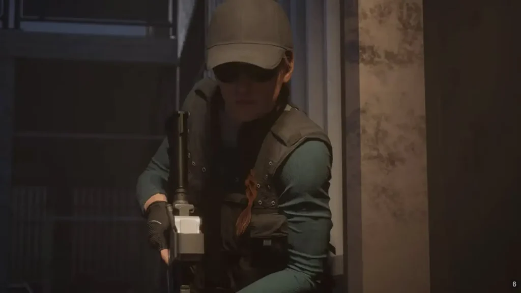 Operatore Ash no Rainbow Six sērijas ar ieroci rokās un naģeni uz galvas, gatavojoties taktiskam uzbrukumam ēkas iekštelpās