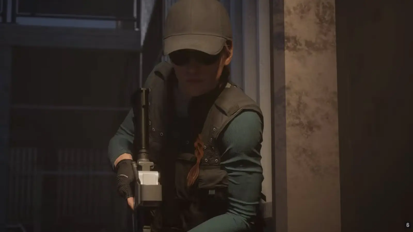 Operatore Ash no Rainbow Six sērijas ar ieroci rokās un naģeni uz galvas, gatavojoties taktiskam uzbrukumam ēkas iekštelpās