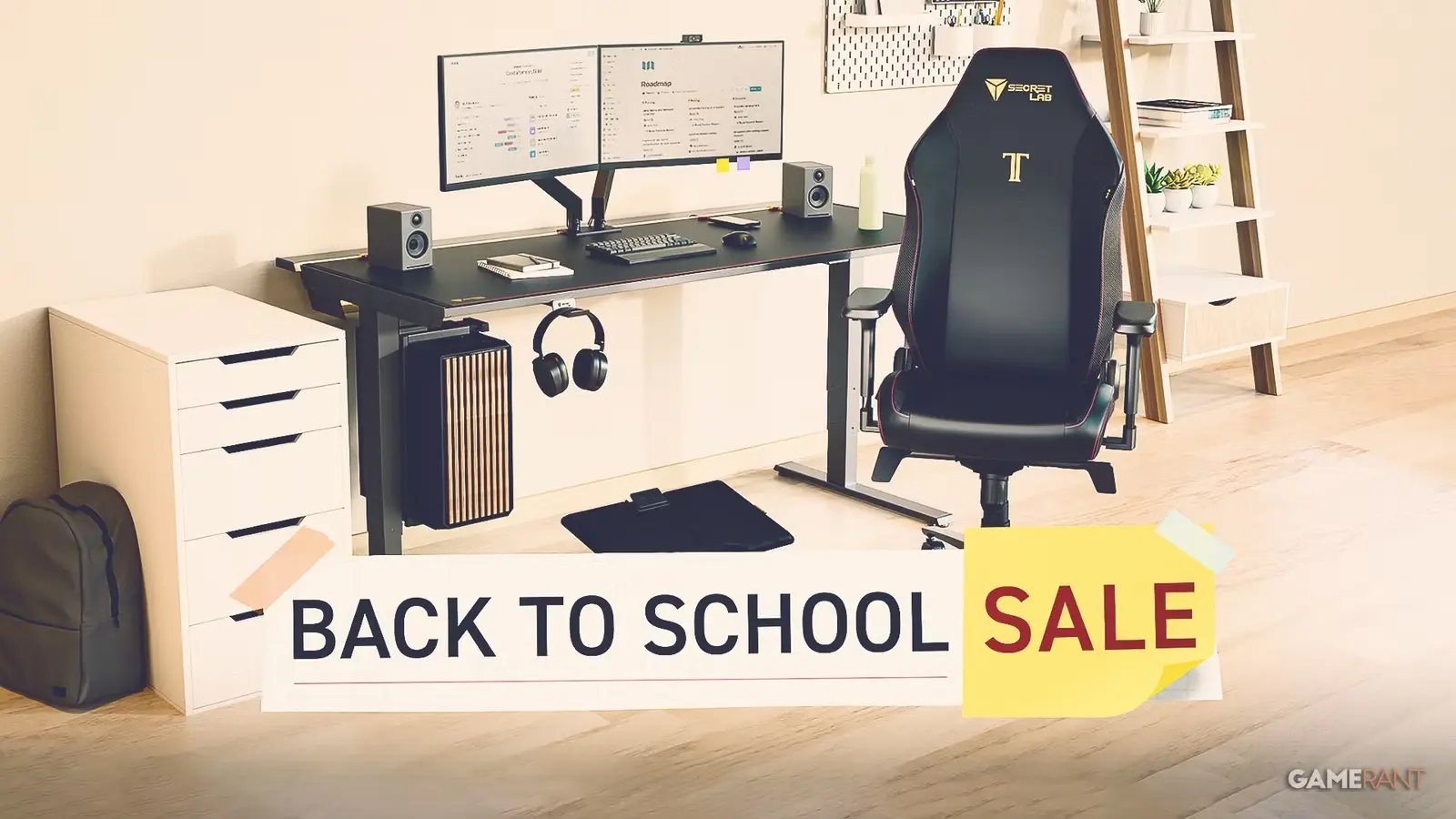 Secretlab TITAN Evo krēsls un MAGNUS Pro galds ar datora monitoriem darbvietā.