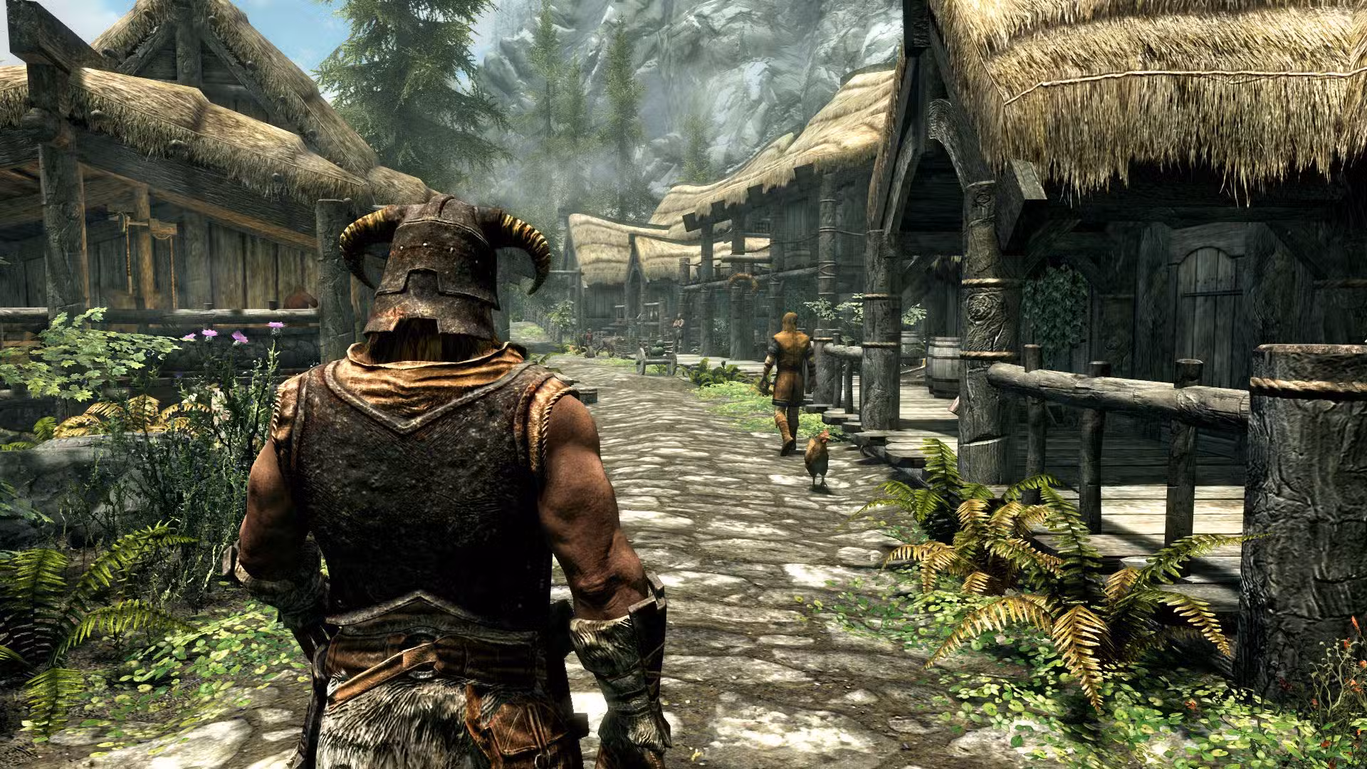 Skyrim Dragonborn varonis bruņās un ar raga ķiveri mugurskatā ciemata ielā.