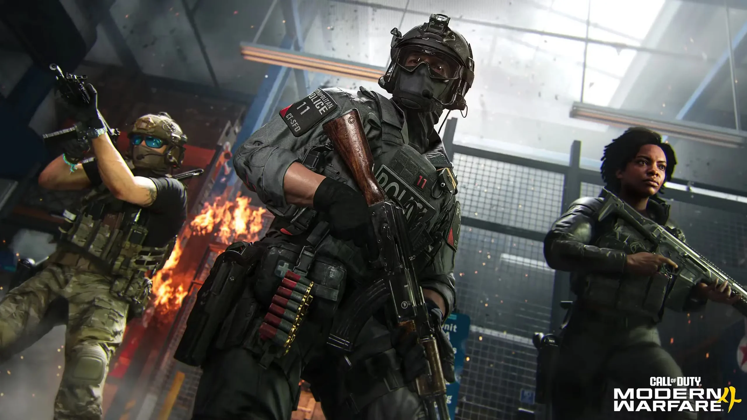 aktiskās policijas un militārie operatori ar triecienšautenēm kaujas pozīcijās spēlē Call of Duty Modern Warfare 4.