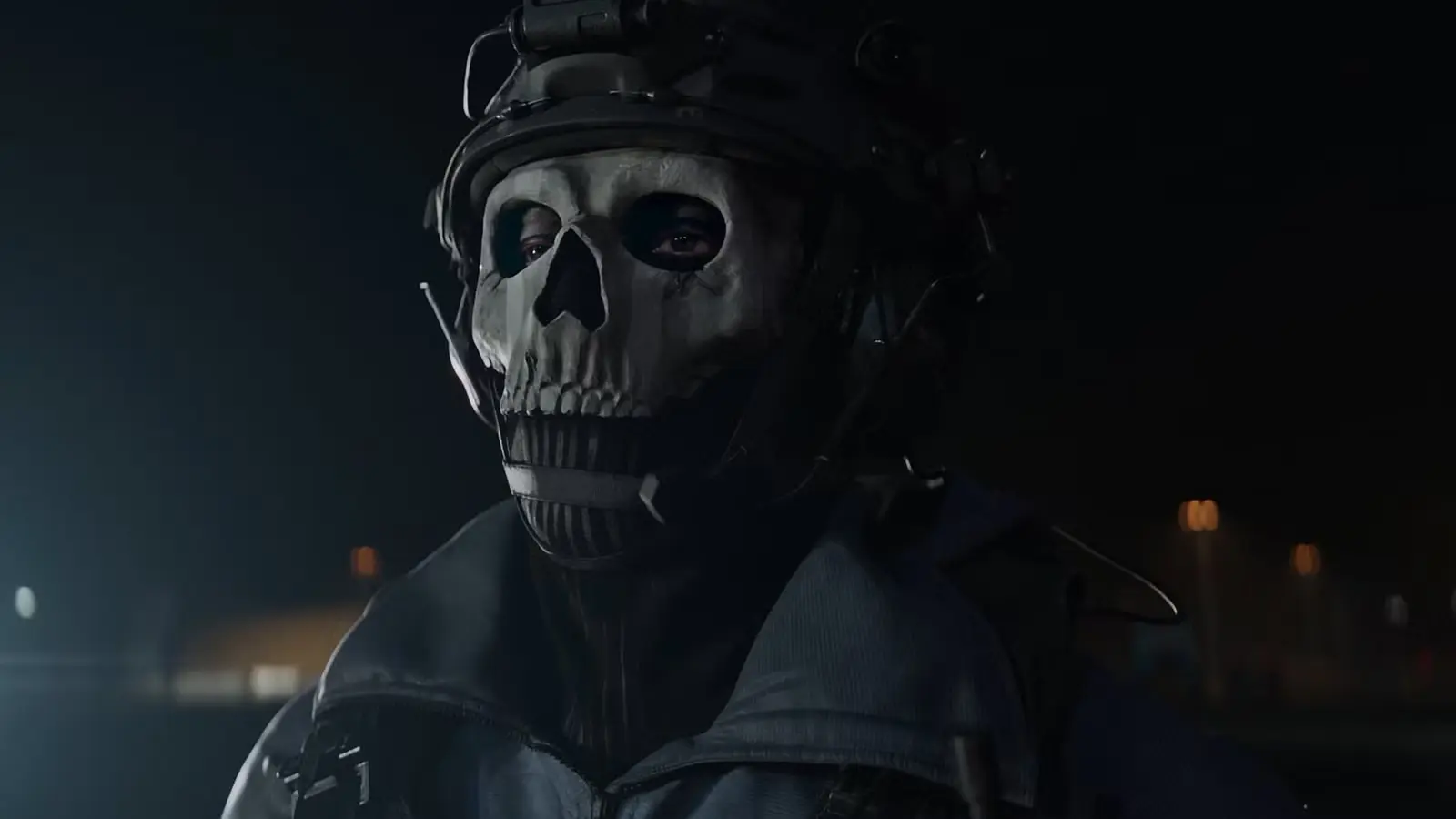 Tēls Ghost no Call of Duty ar galvaskausa masku un taktisko ķiveri tumšā vidē