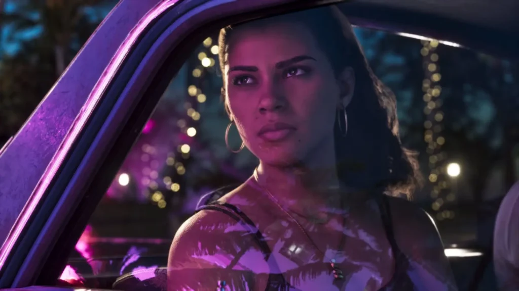 Spēles GTA 6 galvenā varone Lusija (Lucia) sēž automašīnā, ko izgaismo neona gaismas Vice City nakts ielās.