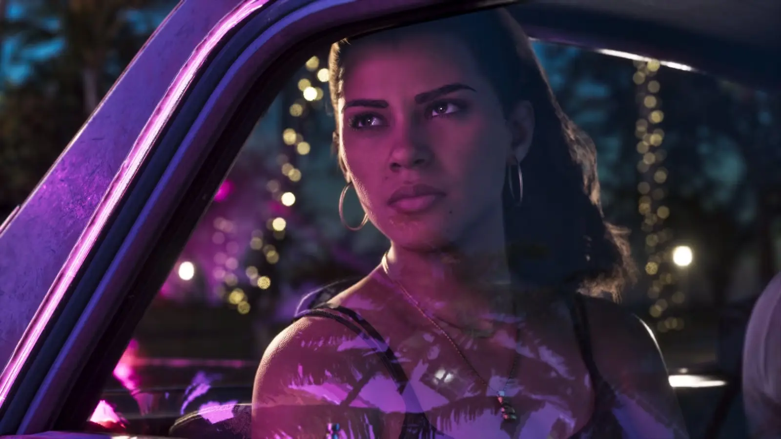 Spēles GTA 6 galvenā varone Lusija (Lucia) sēž automašīnā, ko izgaismo neona gaismas Vice City nakts ielās.