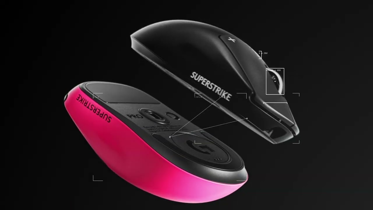 Logitech G Pro X3 Superstrike spēļu pele melnā un rozā tonī, demonstrējot korpusa dizainu un sensora konstrukcijas detaļas uz tumša fona.