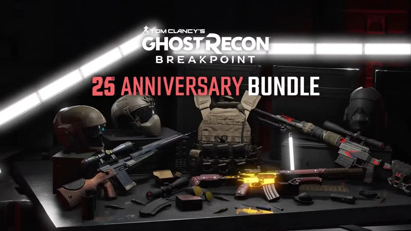 Galdiņš ar Ghost Recon Breakpoint 25. gadadienas jubilejas pakas priekšmetiem — ieročiem, ķiverēm, bruņuvesti un maskām uz melna fona.