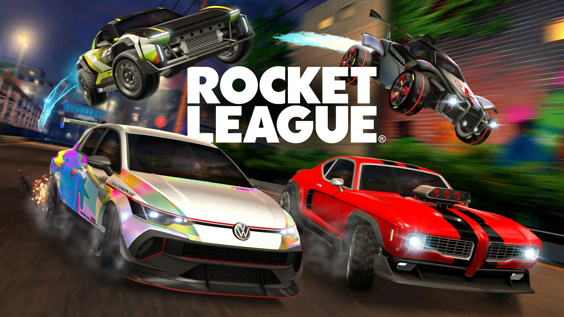 Rocket League logotips centrā, apkārt tam redzamas dinamiskas, krāsainas automašīnas dreifējot un lidojot gaisā sacīkšu trasē pilsētas fonā