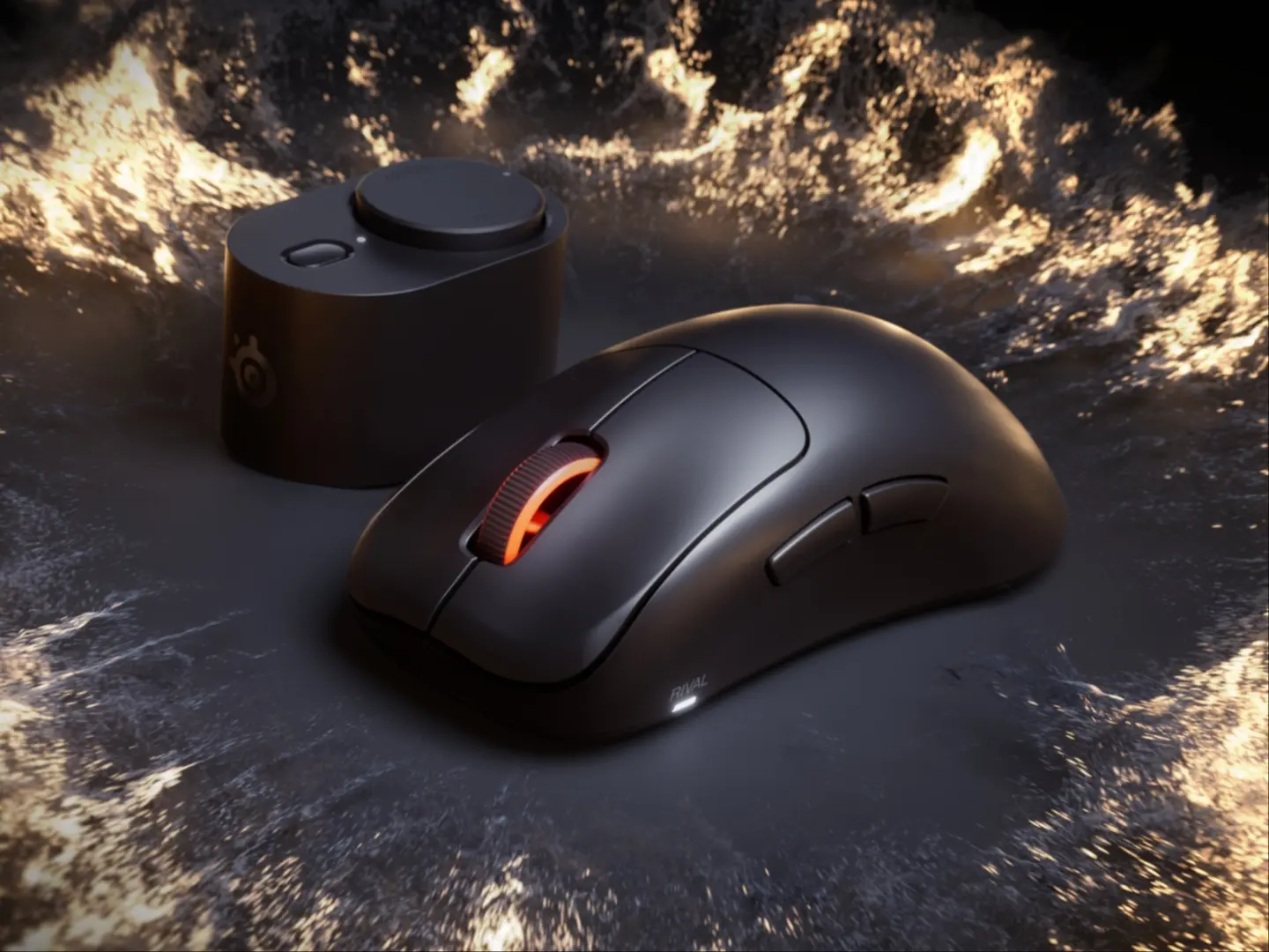Tumša SteelSeries bezvadu spēļu pele ar izgaismotu rullīti blakus apaļai savienojuma stacijai uz viļņota fona.