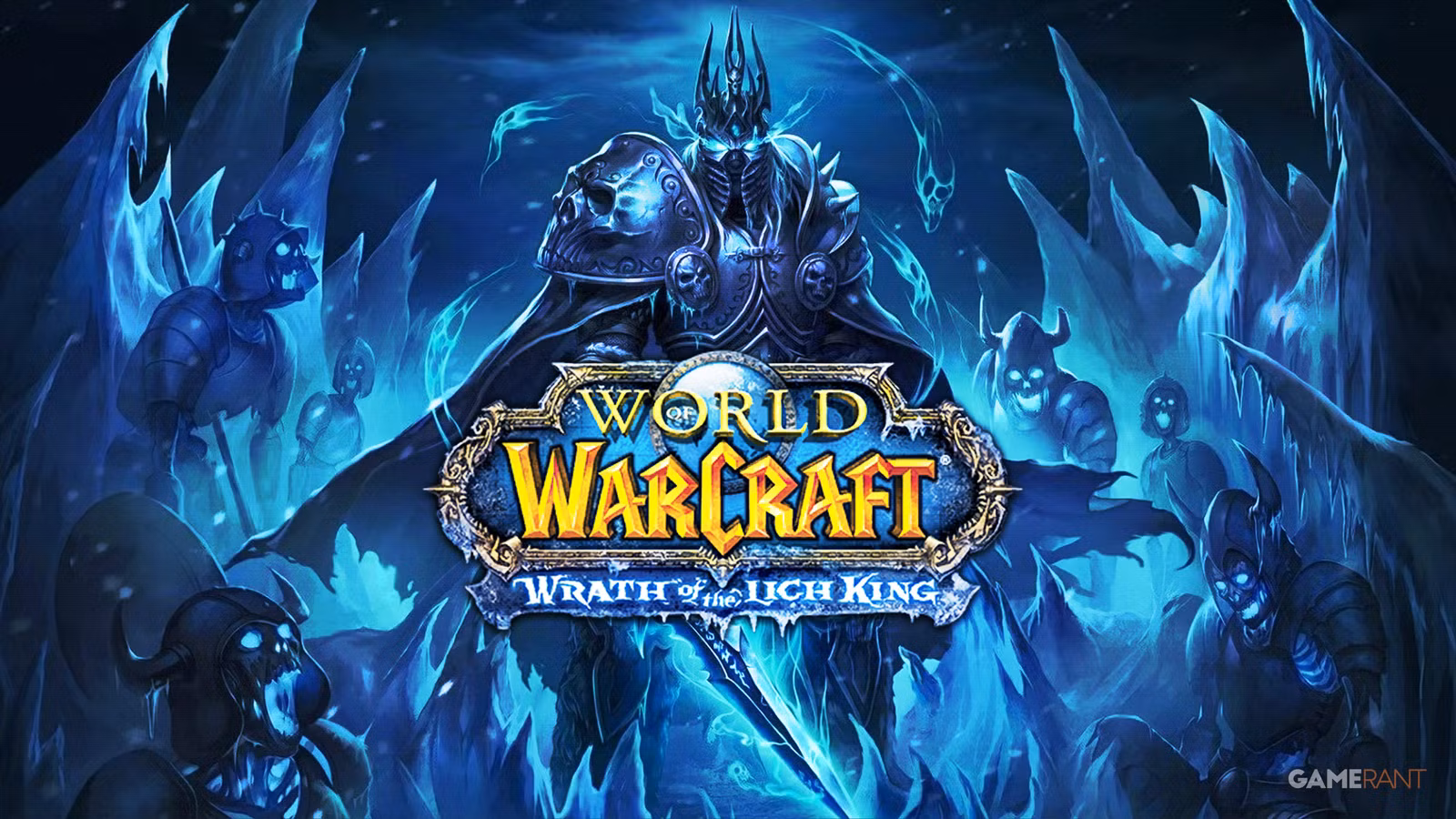 Lich King zilās un melnās bruņās stāv priekšplānā ar leģendāro zobenu, kamēr viņam aizmugurē ir armija ar nemirušajiem, viss zilā, ledainā tonī.
