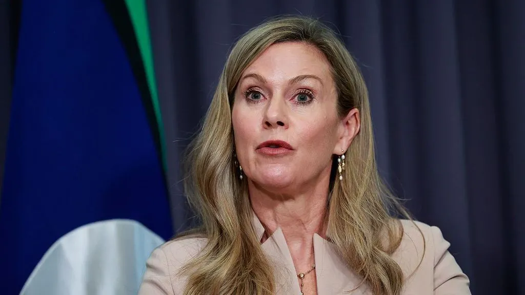 Austrālijas e-drošības komisāre Džūlija Inmana Granta sniedz oficiālu paziņojumu.