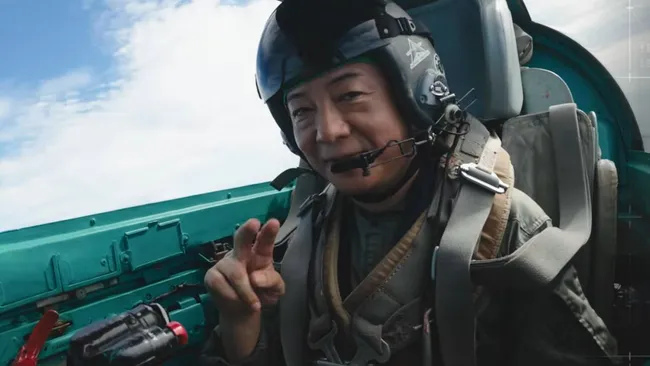 Ace Combat režisors pēc 30 gadu gaidīšanas beidzot lido ar īstu iznīcinātāju