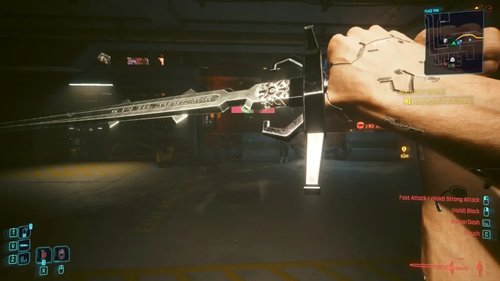 Spēlētājs pirmās personas skatā tur rokās sudrabotu The Witcher Sihil zobenu iekš Cyberpunk 2077 Update 2.5