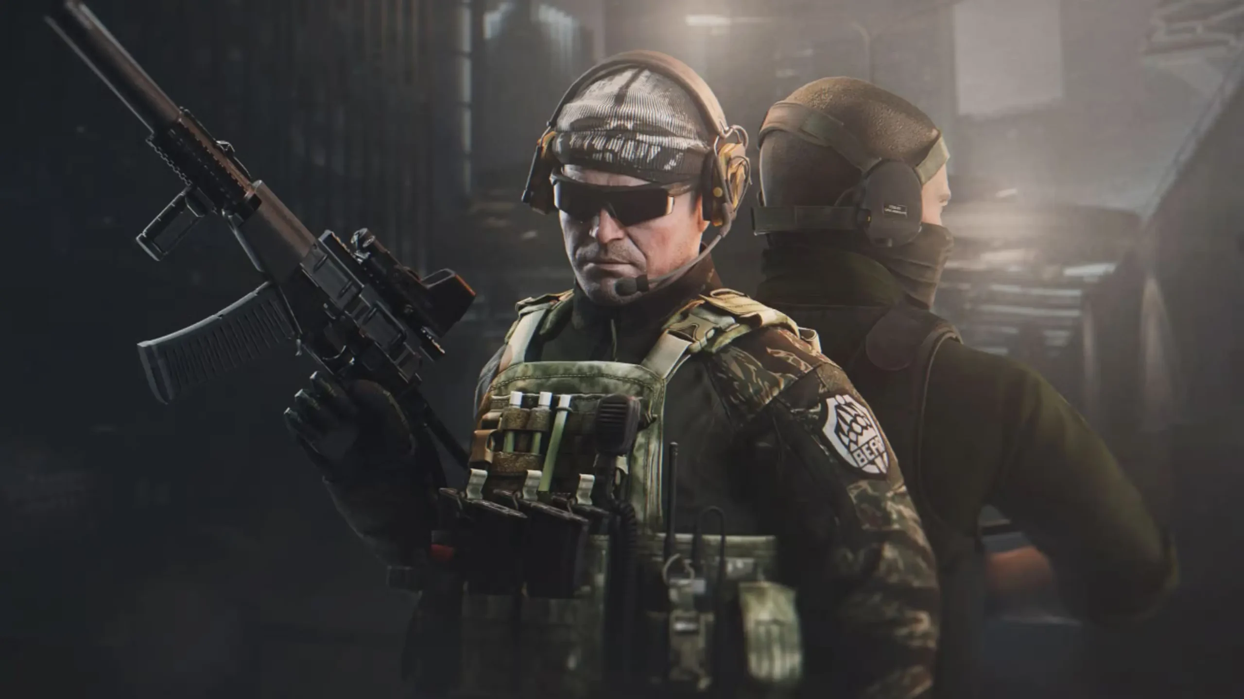 Divi bruņoti kareivji Escape From Tarkov spēlē stāv tumšā, post-apokaliptiskā vidē, viens no tiem ir smagi ekipēts PMC operators ar triecienšauteni, taktisko vesti un saulesbrillēm.