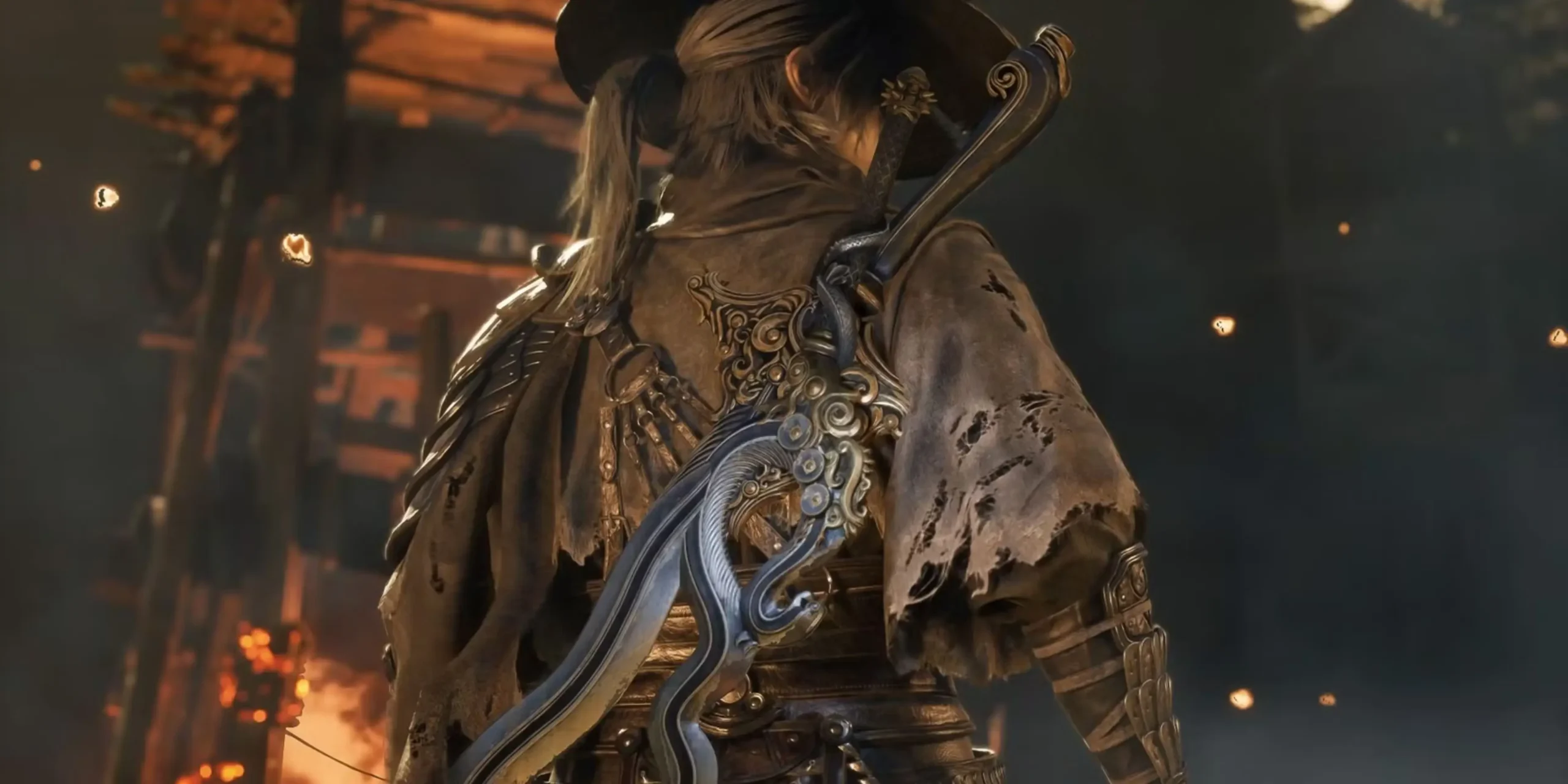 Phantom Blade Zero galvenais varonis no mugurpuses ar platu cepuri un detalizēti izgrebtu zobenu uz muguras liesmu un dūmu fonā